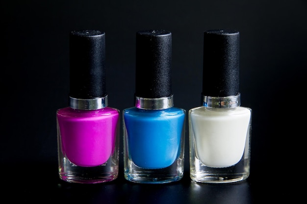 Garrafas de esmalte em fundo preto