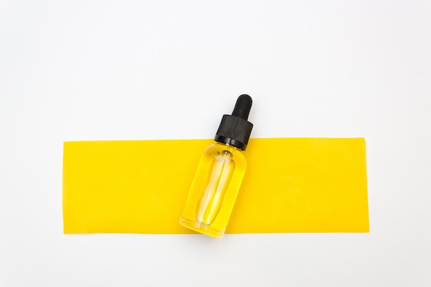 Garrafas de óleo essencial com papel amarelo para depilação.