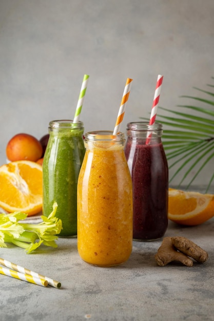 Garrafas de smoothie de frutas frescas bebidas saudáveis de desintoxicação