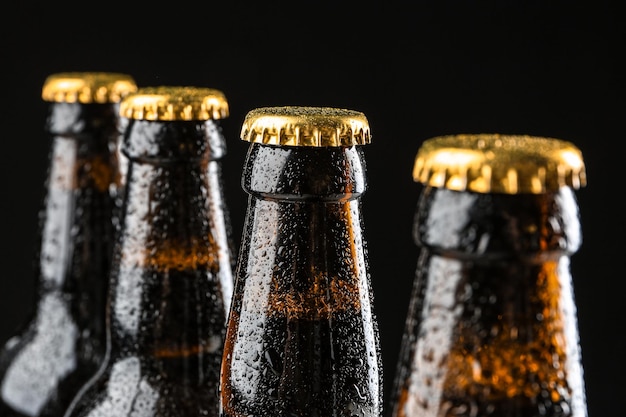 Garrafas de vidro de cerveja em close de fundo preto