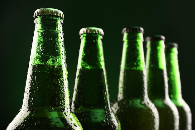 Garrafas de vidro de cerveja em fundo escuro