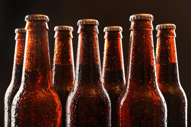 Garrafas de vidro de cerveja em fundo escuro