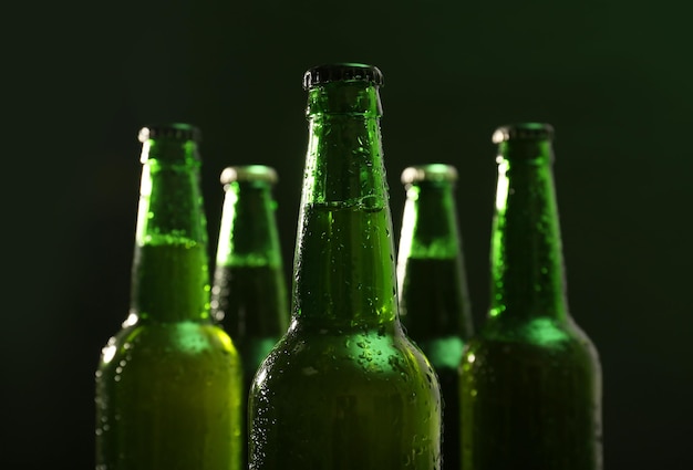 Garrafas de vidro de cerveja em fundo escuro