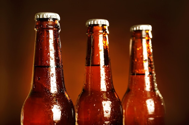 Garrafas de vidro de cerveja em fundo escuro
