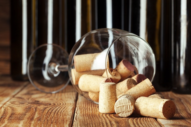 Garrafas de vinho com vidro de madeira