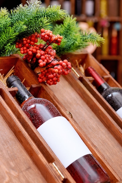 Garrafas de vinho em caixas de madeira decoradas na loja