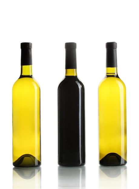 Garrafas de vinho isoladas em branco