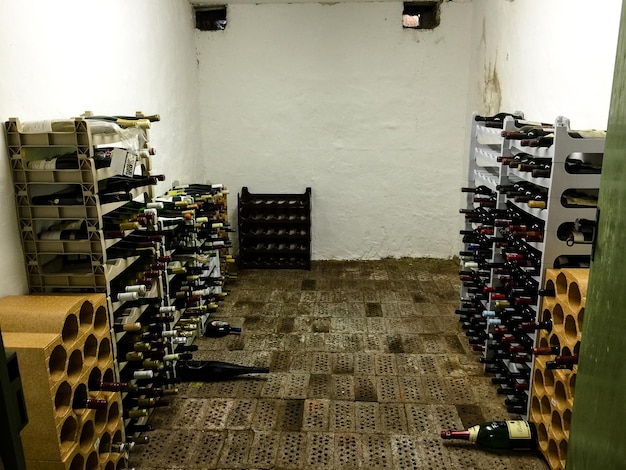 Garrafas de vinho nas prateleiras do armazém