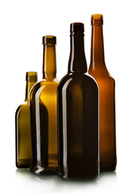 Foto garrafas de vinho vazias isoladas sobre o fundo branco