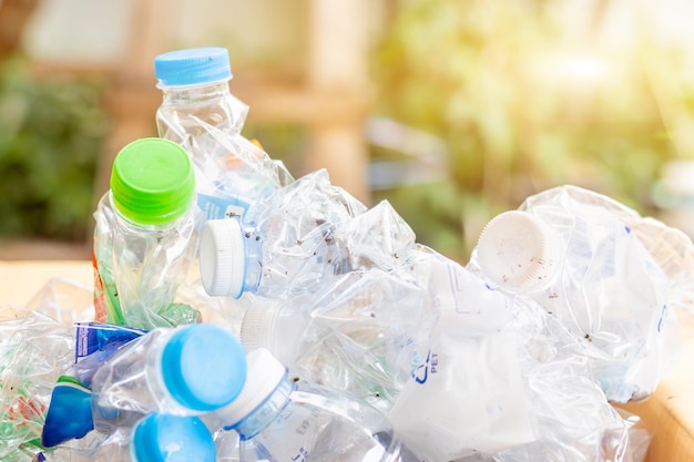 Foto garrafas e recipientes de plástico velhos preparados para reciclagem lixo lixo lixo resíduos plásticos resíduos de plástico poluição