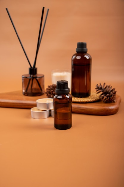 Garrafas e velas de aromaterapia em bandeja de madeira para relaxamento e bem-estar