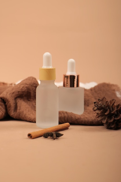 Garrafas minimalistas de cuidados com a pele com decoração natural para uma rotina de beleza limpa