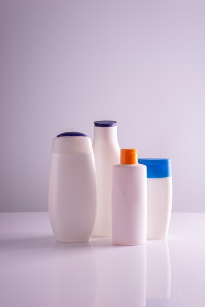 Foto garrafas plásticas para cosméticos isoladas no fundo branco