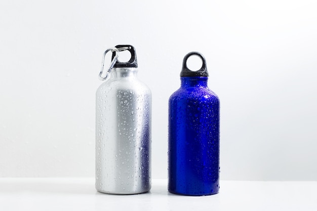 Foto garrafas térmicas ecológicas para água em aço e alumínio, na cor branca.