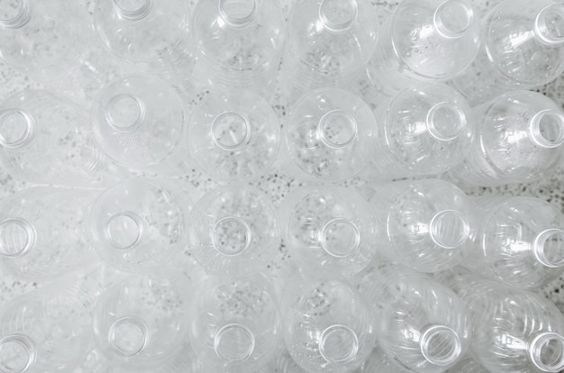 Garrafas vazias para reciclagem, campanha para reduzir o uso de plástico e salvar o mundo.