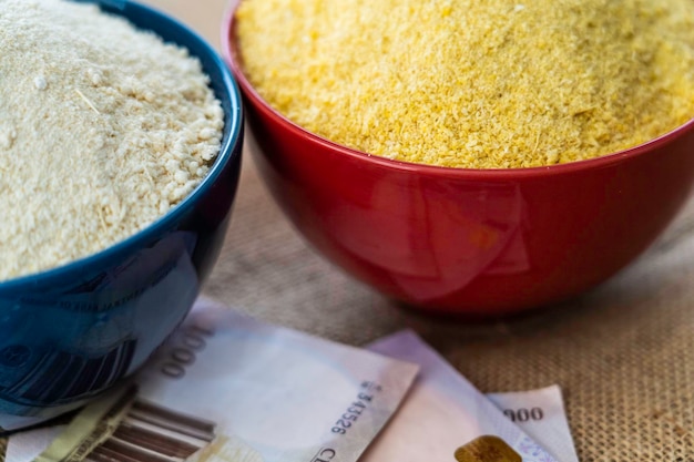 Foto garri vermelho e amarelo em tigelas no topo da mesa