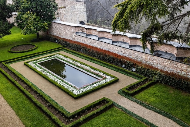 Garten des Topkapi-Palastes und Gebäudedetails Istanbul Türkei