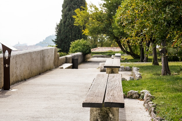 Garten mit Bänken in einem Kloster auf dem Hügel von Cimiez in Nizza, Frankreich