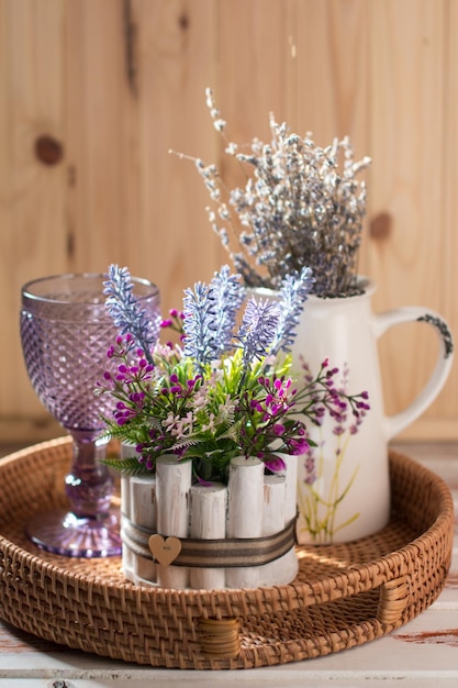 Garten- und Landhausinnenraum auf Holzhintergrund Lila Weinglas und Krug mit Lavendel im provenzalischen Stil