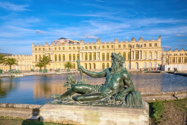 Garten von Chateau de Versailles in der Nähe von Paris in Frankreich mit