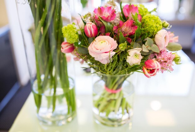 Gartenarbeit, Floristik, Verkauf, Urlaub und Flora-Konzept - Nahaufnahme des Blumenstraußes in der Vase im Blumenladen