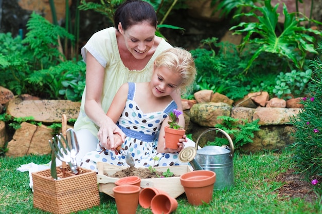 Gartenarbeit für Mutter und Tochter