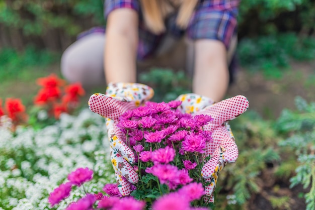 Gartenarbeit ist meine Leidenschaft! Frau in ihrem Garten.