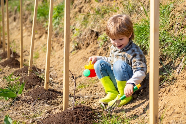 Gartenarbeit mit Kindern, die Blumen pflanzen, Kleinkinder arbeiten im Blumenpark