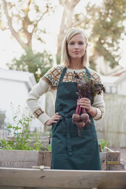 Foto gartenarbeit rüben und porträt einer frau mit pflanzen für die landschaftsgestaltung pflanzung von nahrungsmitteln und wachstum landwirtschaft morgen und person mit gemüse im hinterhof für die umwelt kindergarten und garten