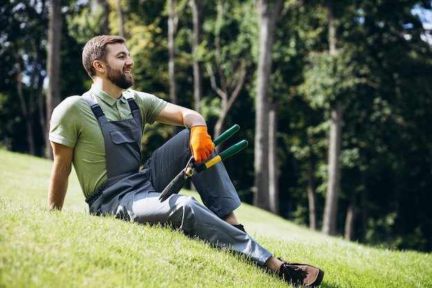 Foto gartenarbeiter, der eine schere im hof hält