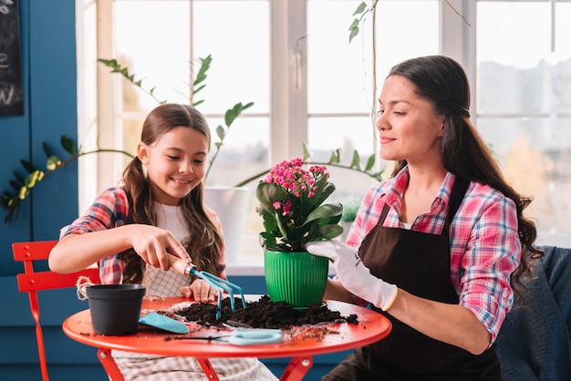 Foto gartenarbeitkonzept mit mutter und tochter