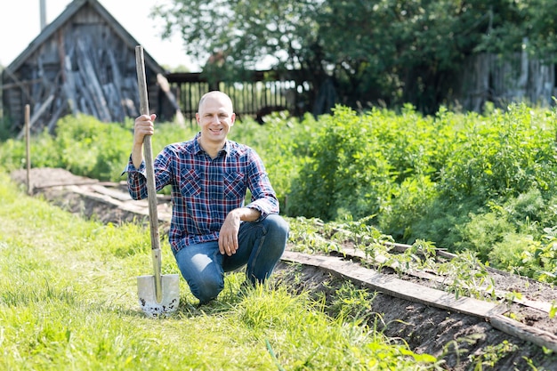 Gartenarbeitsmann, der durch eine Schaufel gräbt