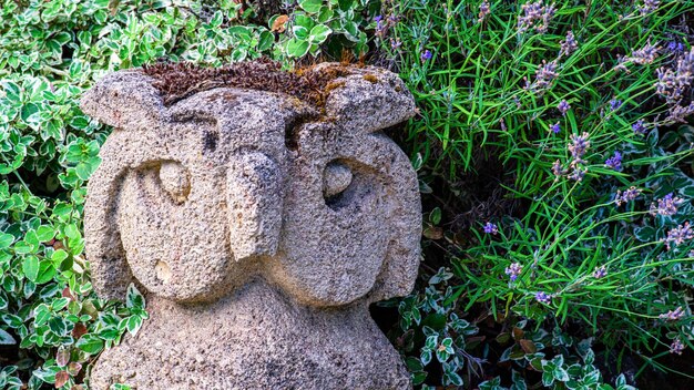 Gartendekorationen aus Steinen und Steinskulpturen zwischen schönem Grün