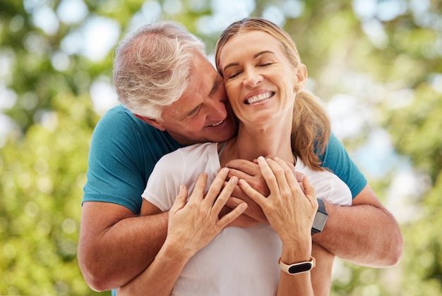 Gartenehe und Ruhestandspaar umarmen sich aus Liebe und Zuneigung in fürsorglicher Beziehung miteinander Romantische glückliche und ältere neuseeländer lächeln und genießen die Umarmung in der Natur für eine Freizeitpause
