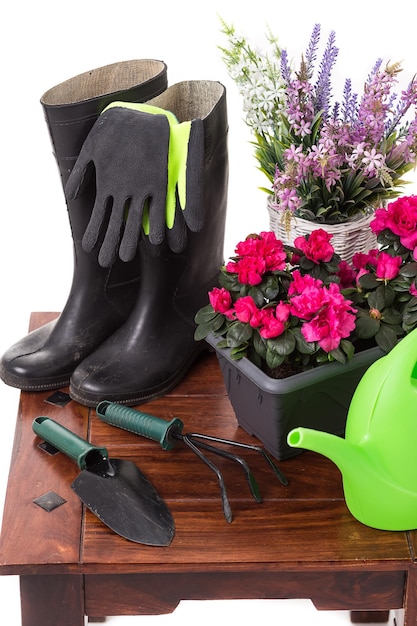 Gartengeräte und Blumen wie Gießkanne Gummistiefel Vasen Töpfe Handschuhe isoliert auf weißem Hintergrund