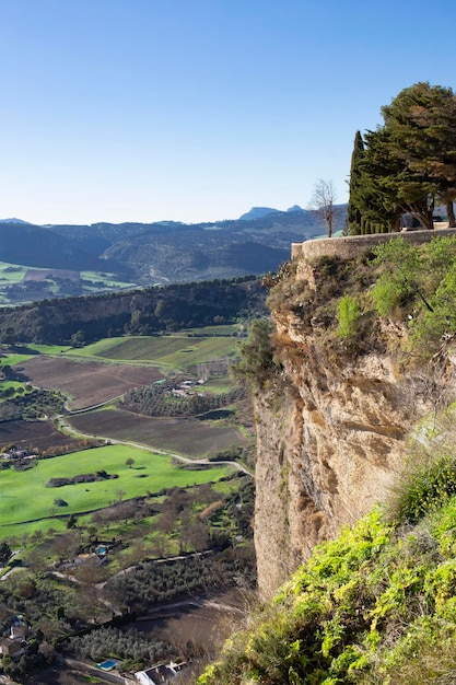 Gartenlandschaft auf den Felsen der Schlucht vor dem Hintergrund eines Feldes mit Gärten und Hügeln