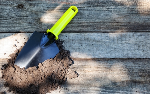 Gartenschaufel auf dem gefrästen Boden