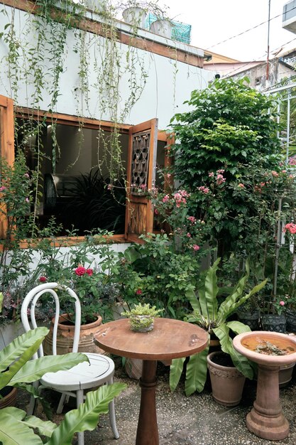 Gartenszene mit Tisch und Stühlen