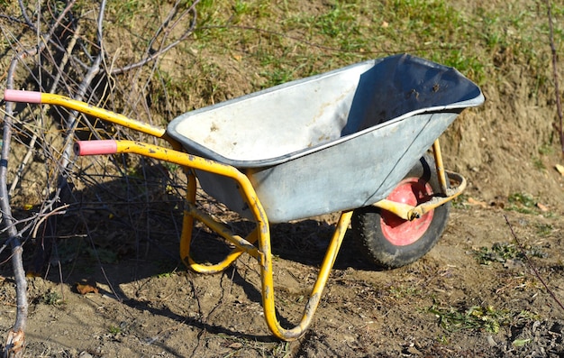 Gartenwagen, der auf dem Gras steht