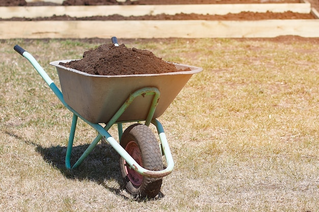 Foto gartenwagen mit humus und schaufelschaufel