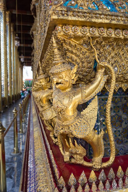 Garuda de wat phra kaew na noite de bangkok