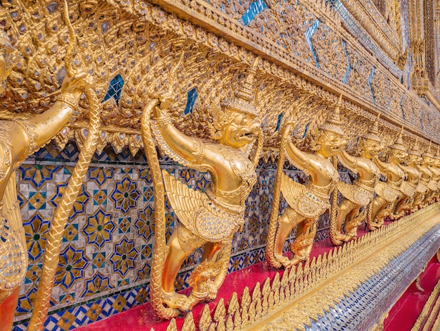 Garuda dourado no templo de Wat phrakaew Bangkok Tailândia