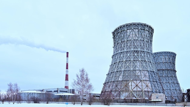 Gas-Blockheizkraftwerk mit riesigen Rohren qualmen Dampfkraftwerke an einem frostigen Wintertag Der Einsatz von Erdgas in der Wärme- und Energiewirtschaft Video mit stufenlosem Zoom