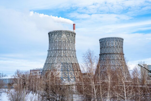 Gas-Blockheizkraftwerk mit riesigen Rohren rauchen Dampfkraftwerke