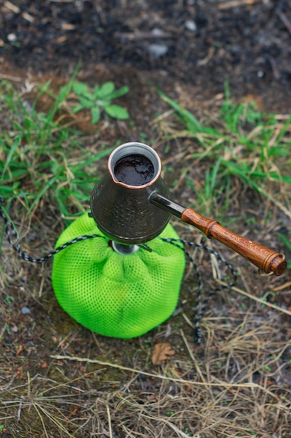 Gás de fogão turístico para camping e recreação no fundo da natureza