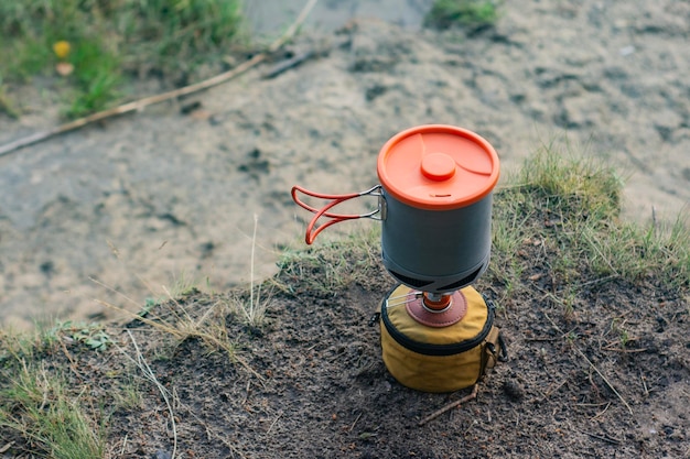 Gás de fogão turístico para camping e recreação no fundo da natureza