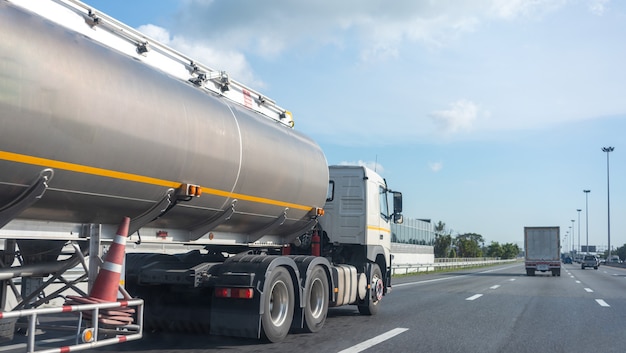 Foto gas-lkw auf der autobahn mit tankölbehälter, transportkonzept., import, export logistik industrie transport landverkehr auf der asphalt-schnellstraße mit blauem himmel