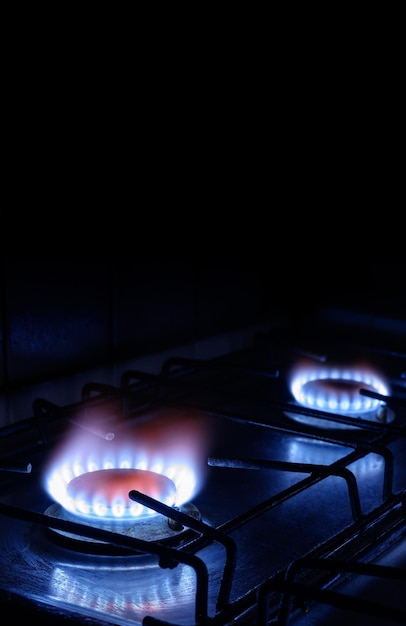 Foto gás propano queima em fundo escuro com espaço de cópia em preto