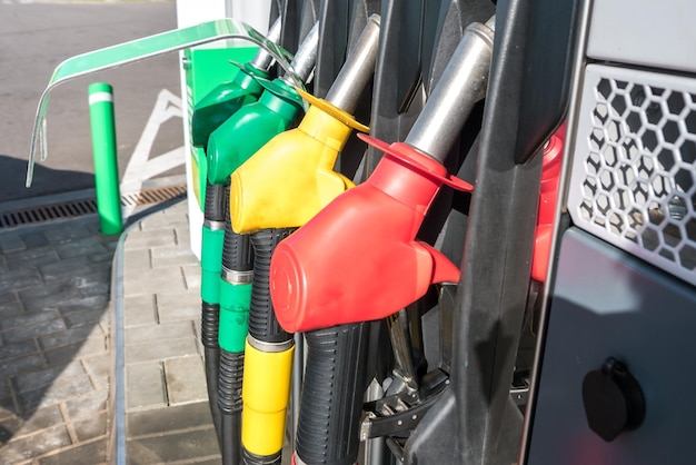 Gas- und Tankstelle Waffen zum Auftanken an einer Tankstelle Detail einer Zapfsäule in verschiedenen Farben in der Tankstelle Nahaufnahme der Zapfpistole im Ölspender mit Benzin und Diesel