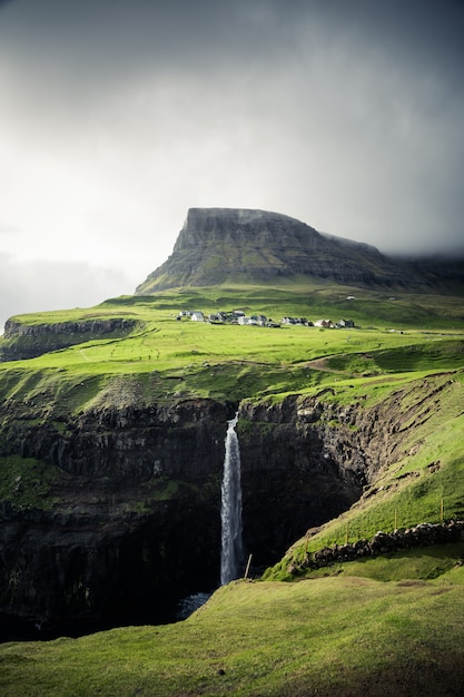 Gasadalur-Dorf und schöner Wasserfall. Vagar, Färöer, Dänemark.